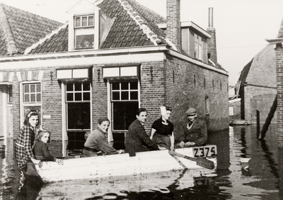 25413 Tweede Wereldoorlog. De familie Ruissen voor hun woning in de Ritthemsestraat. Op de foto van links naar rechts ...