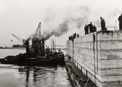 25431 Tweede Wereldoorlog. Sluiting dijkgat Rammekens te Ritthem. Op 7 oktober 1944 werd de dijk bij Rammekens ...