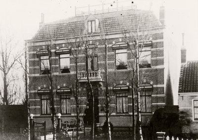 25443 Huize Veldzicht aan de Oude Vlissingseweg (Middelburgsestraat 60 - 62) in Oost-Souburg. Voor de deur de heer ...