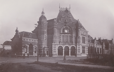 25445 Het station aan het Stationsplein. Het werd officieel geopend op 23 aug. 1894.