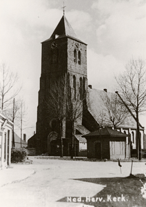 25475 De Nederlands Hervormde kerk op het Oranjeplein in Oost-Souburg. De bijgebouwtjes aan de zijkant van de kerk zijn ...