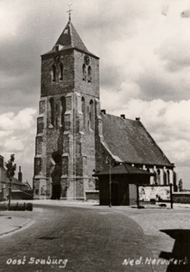 25477 De Nederlands Hervormde kerk op het Oranjeplein in Oost-Souburg. De kerk bestaat uit een veertiende eeuwse toren ...