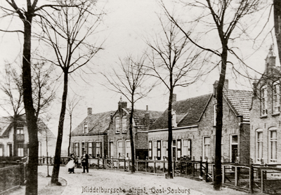 25484 De Middelburgsestraat in Oost-Souburg. Links staat Jaantje Kruithof. Vanaf rechts naar links het huis van Jaap ...