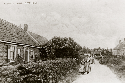 25512 Het zogenaamde Nieuwe Dorp van Ritthem. Vooraan staan Cornelia en Jans Koppejan. Daarachter van links naar rechts ...