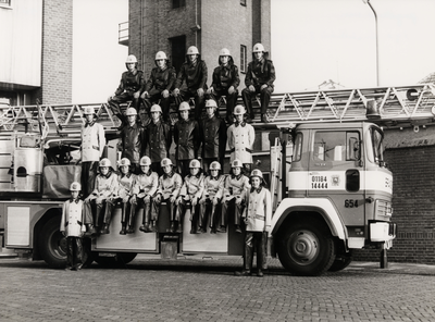 25597 Groepsfoto van de Vlissingse jeugdbrandweer op de achterplaats van de brandweercentrale in Vlissingen i.v.m. de ...