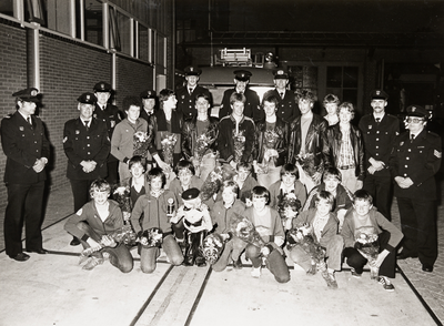 25598 Groepsfoto van de Vlissingse jeugdbrandweer op de achterplaats van de brandweercentrale in Vlissingen na de ...