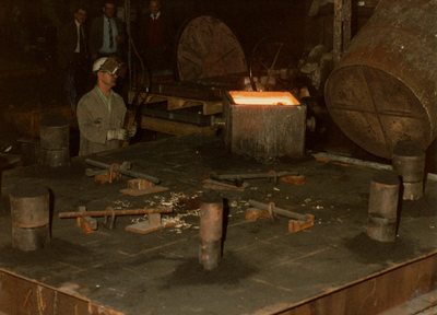 25627 Het gieten van de fontein Elizabeth Wolff en Agatha Deken op woensdag 12 maart 1986 in de gieterij Middelburg. De ...