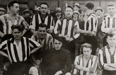 25689 Het 1e elftal van de voetbalclub Vlissingen (VCV), in het seizoen 1930-1931, spelend in de 3e klasse B van de ...