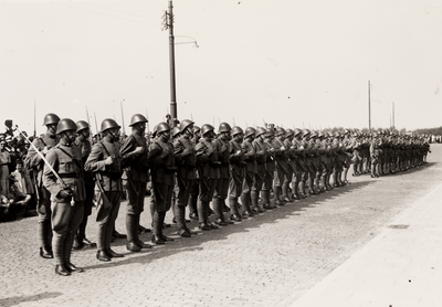 25706 Een parade van de landmacht (kustartillerie) en marine op Boulevard Evertsen op 30 aug. 1938