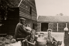 25724 Boerderij Torenzicht, de familie de Buck. Links pachter J. de Buck. Midden een dochter, later getrouwd met D. ...