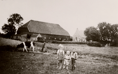 25728 Boerderij Weltevreden gelegen aan de Schroeweg in Welzinge (voormalige gemeente Ritthem). De boerderij is ...