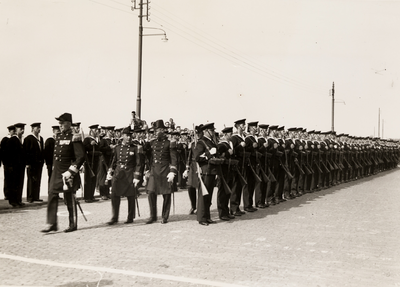 25737 Een parade van de marine en kustartillerie op Boulevard Evertsen te Vlissingen