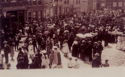 25739 Een grote mensenmassa op de Grote Markt, waarschijnlijk ter gelegenheid van een muziekfeest in ca. 1906.