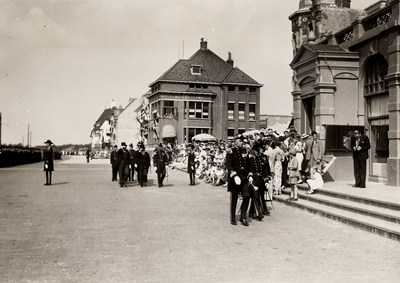 25744 Parade van land- en zeemacht (kustartillerie en marine) op Boulevard Evertsen ter hoogte van Hotel Britannia. De ...