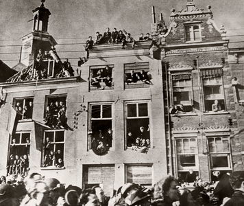 25807 Tweede Wereldoorlog. Smalle Kade en Bellamypark kort na de bevrijding in november 1944