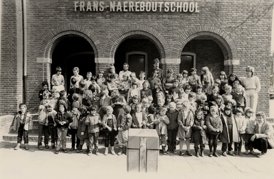 25808 Leerlingen en leerkrachten van de kleuterschool Het Mezennest (Bakkersgang no.2) en de Frans Naerebout- school ...