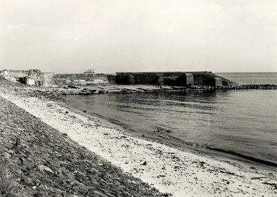 25830 Vanaf de Eilanddijk gezicht op de Slikhaven waar de geallieerde landing in 1944 plaats vond.