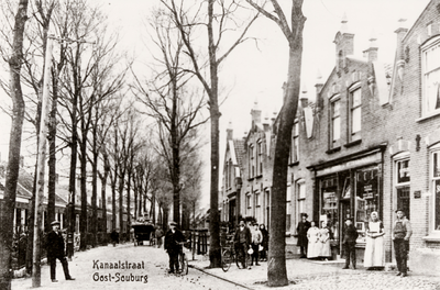 25881 Een deel van de Kanaalstraat in Oost-Souburg, ongeveer halverwege. Rechts de boekhandel van Van der Peijl met ...