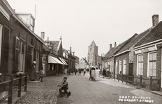 25885 Oost-Souburg. De Paspoortstraat gezien richting Oranjeplein met op de achtergrond de Nederlands Hervormde kerk. ...