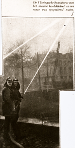 25900 Oefening van de Vlissingse brandweer bij de Voorhaven in Vlissingen. Op de achtergrond hotel Goes op de hoek van ...