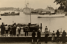 25910 Het Nederlandse koninklijke jacht Piet Hein met aan boord Prinses Juliana, Prins Bernhard en Prinses Beatrix, in ...