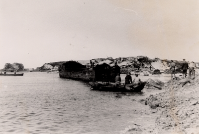 25952 Tweede Wereldoorlog. Het dichten van het gat in de Nolledijk na het bombarderen van de dijk op 7 okt. 1944