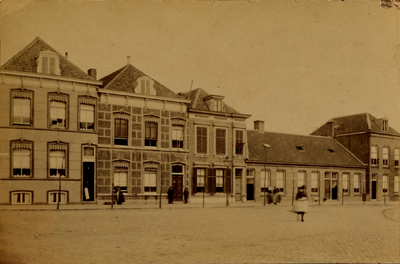 25976 Aagje Dekenstraat bij het Betje Wolffplein. Met de bouw van de woningen rechts werd begonnen in september 1883. ...