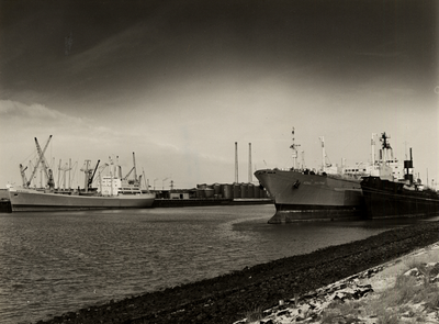 26068 Twee vrachtschepen in de Buitenhaven van Vlissingen. Uiterst rechts de bunkerboot van de (Steenkolen Handels ...