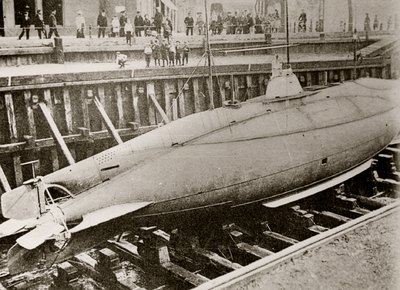 26093 De eerste Nederlandse onderzeeboot in aanbouw in het Droogdok. In 1904 werd met de bouw begonnen. Deze bouw, ...