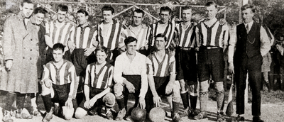26112 Het elftal van de voetbalclub Vlissingen, dat zondag 18 oktober 1931 met niet minder dan 5-1 van Goes won.Staand ...