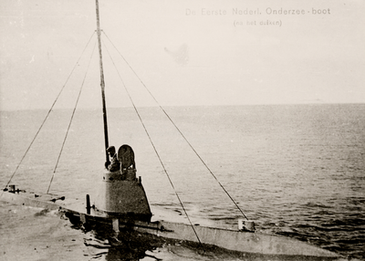 26150 De eerste Nederlandse onderzeeboot in aanbouw in het Droogdok. In 1904 werd met de bouw begonnen. Deze bouw, ...