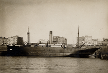 26190 S.s. Texelstroom, vrachtschip in december 1918 gestrand voor Boulevard de Ruyter nabij het Roeiershoofd