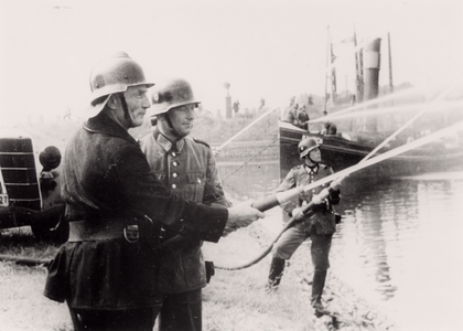 26238 Tweede Wereldoorlog. Brandweeroefening aan het Kanaal bij de Keersluis. Links: Dhr. Lute