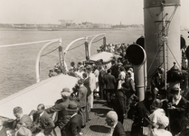 26301 De 'Koningin Wilhelmina'. In 1928 gebouwd bij J. NK. Smit te Kinderdijk.Het schip op de rede van Vlissingen met ...