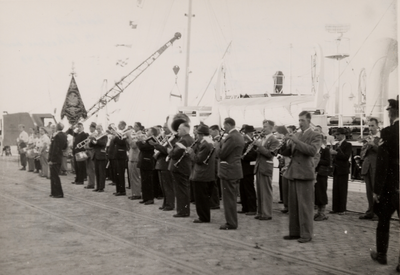 26354 Stoomvaartmij. Zeeland, de Mecklenburg , aankomst op 9 juli 1949 in de Buitenhaven. Het 1e passagiersschip van de ...