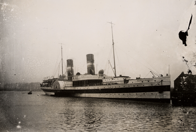26369 De Koningin Regentes, gebouwd in 1895, afgevoerd in 1918. Het schip werd op 6 juni 1918 getorpedeerd. Op de foto: ...