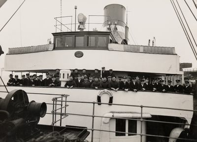 26382 Groepsfoto van de bemanning op de brug van de veerboot (mailboot) Prinses Juliana van de Stoomvaart Maatschappij ...