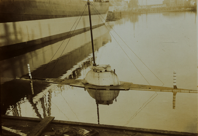26393 De 'Luctor et Emergo' (de O1), de eerste Nederlandse onderzeeboot. Bouwnr.: 116, bouwjaar: 1904 De bouw, volgens ...