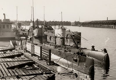 26401 Drie onderzeeboten van de Koninklijke Marine aan de kade in de Eerste Binnenhaven, gebouwd door de Kon. Mij. De ...