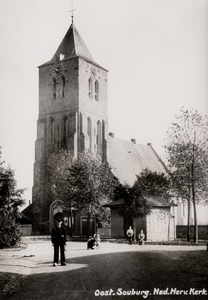 26491 Het kerkgebouw van de Nederlands Hervormde Gemeente op het Oranjeplein in Oost-Souburg. Rechts ervan het huisje ...