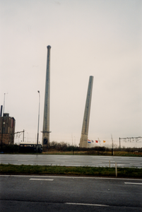 26499 De schoorstenen van de grotendeels afgebroken Provinciale Zeeuwsche Electriciteits-Maatschappij (PZEM) centrale ...