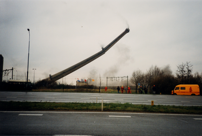 26501 Het neerhalen van de schoorstenen van de grotendeels afgebroken Provinciale Zeeuwsche Electriciteits-Maatschappij ...