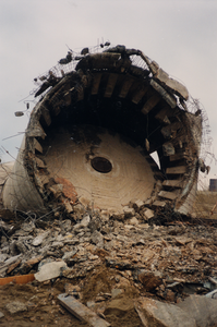 26503 Op 24 november 1990 werden de schoorstenen van de grotendeels afgebrokenProvinciale Zeeuwsche ...