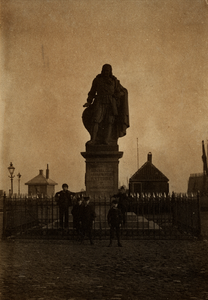 26507 Het standbeeld van M.A. de Ruyter op het De Ruyter- plein. Het werd 25 aug. 1841 in aanwezigheid van koning ...