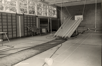 26587 Vernielingen in de gymzaal van de Openbare Paauwenburgschool aan de Alexander Gogelweg