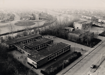 26588 De Prot. Christ. basisschool Louise de Coligny aan de Alexander Gogelweg. Rechts op de foto de Openbare ...