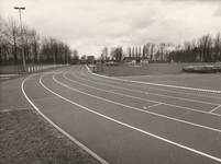 26599 De kunststofatletiekbaan die in september 1982 geopend is in sportpark Baskensburg.