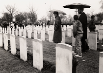 26622 De 4-mei herdenking 1985 op de Noorderbegraafplaats. Het Brits ereveld herbergt de graven van gesneuvelde ...