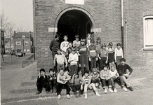 26666 Leerlingen van de Frans Naereboutschool, t.g.v. het 100-jarig bestaan van de school op de Grote Markt. Bovenste ...