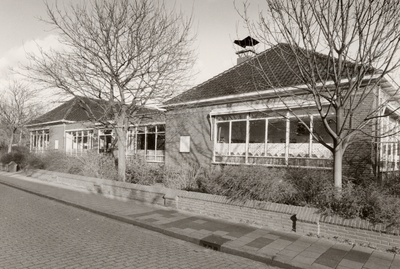 26668 Prot. Chr. school. Basisschool De Burcht, school met de bijbel aan de Van Visvlietstraat in Oost Souburg